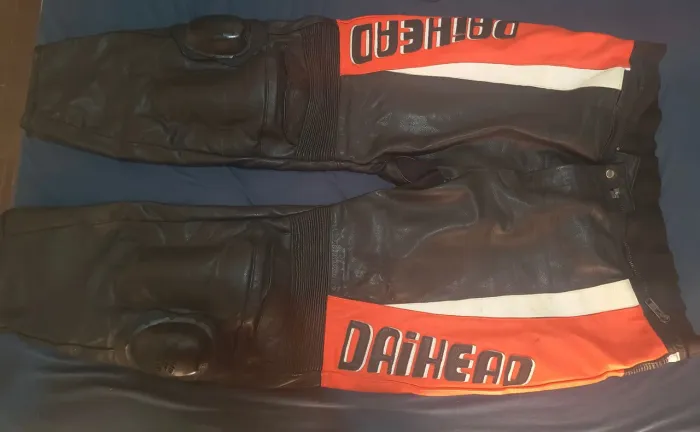 Calças tamanho 62 de couro Daihead para motociclista