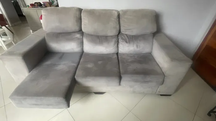 Sofá três lugares 