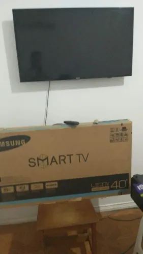 Smart tv sansumg 40" com a tela danificada