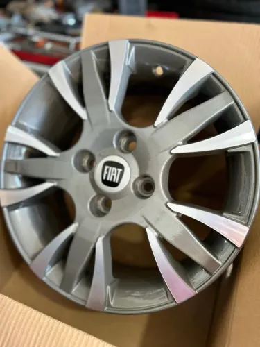 Roda de liga leve modelo Fiat nova r14