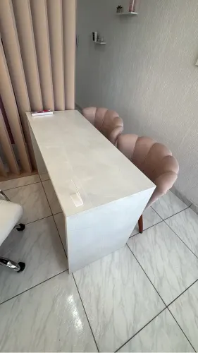 Mesa imita mármore branca linda