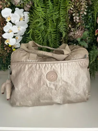 Bolsa maternidade Kipling dourada metálica! 