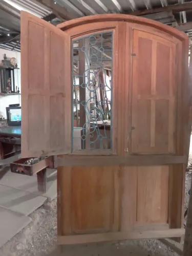 Porta de Madeira com Design Clássico