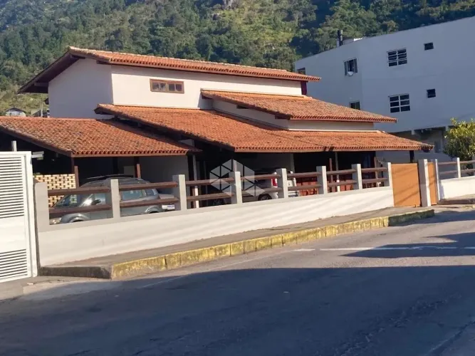 CASA RESIDENCIAL COM VOCAÇÃO COMERCIAL - GANCHOS DO MEIO