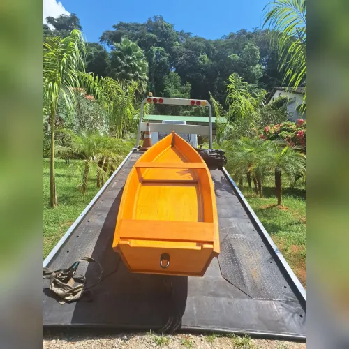 Barco de madeira para pesca