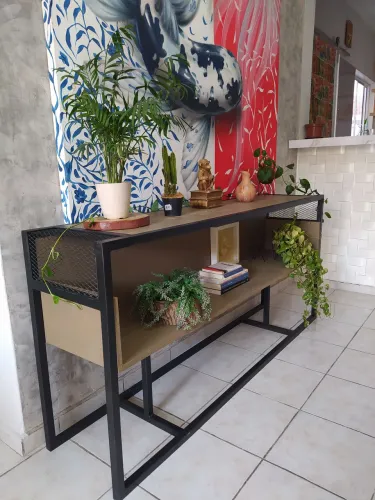 Aparador Industrial com Prateleiras e Detalhes em Tela - Design Único