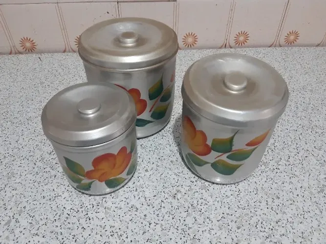 Conjunto com 3 potes de colocar mantimentos de aluminio, usados.