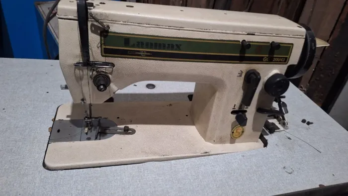 Maquina de Costura INDUSTRIAL RETA E ZIG ZAG, nova pouco uso.Oportunidade !!!