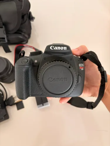 CAMERA CANON EOS REBEL T5 + LENTE 18-55 mm + CARREGADOR + SD64GB