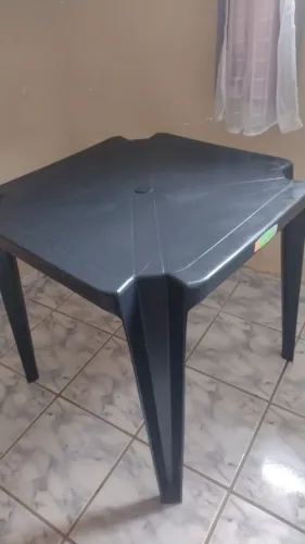 Mesa de plástico semi nova,no precinho!