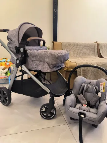 Carrinho + Bebê conforto com base Maxi Cosi