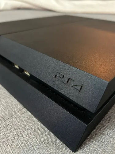 PlayStation 4 500GB com 2 controles originais.