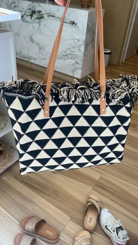 Bolsa marca minari estilo sacolão jovial