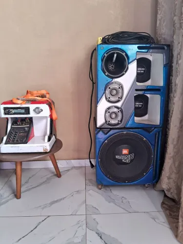 Som automotivo e residencial 4 vias com rack movel e cabo de 10 metros.