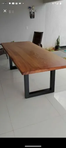 Mesa de madeira maciça e base industrial