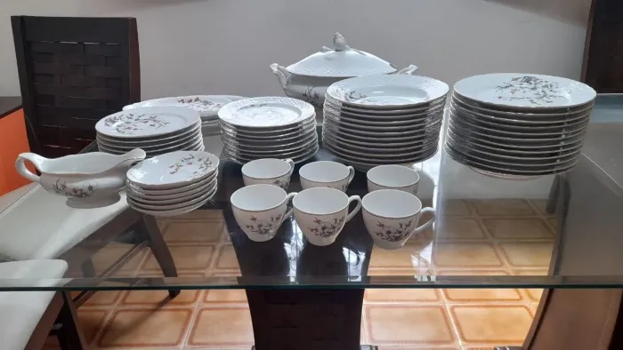 Conjunto de porcelana pouco usado com 60 peças