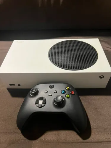Xbox Series S 512Gb + 1 controle original preto com detalhe