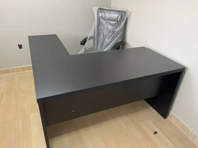 MESA DE ESCRITORIO PE PAINEL PRETO 1.50x1.60 LOJA IKONOFFICE