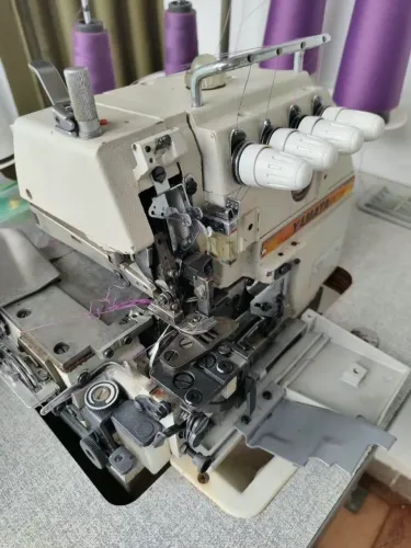 Vende-se máquina overlock 2 agulhas.