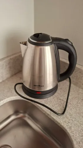Chaleira Elétrica Britânia BCH02PI 1,8L, 220V