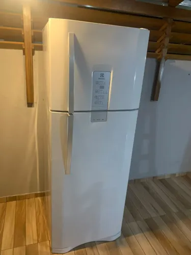 Geladeira Eletrolux 370 litros, bem conservada em ótimo estado