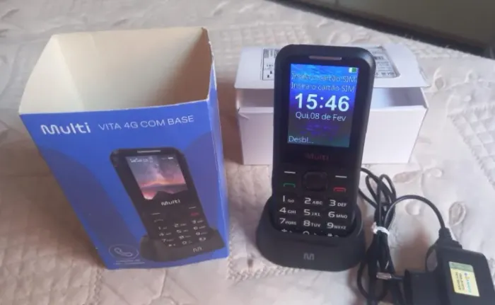 Celular com lanterna Multi Vita 4G com base seminovo.