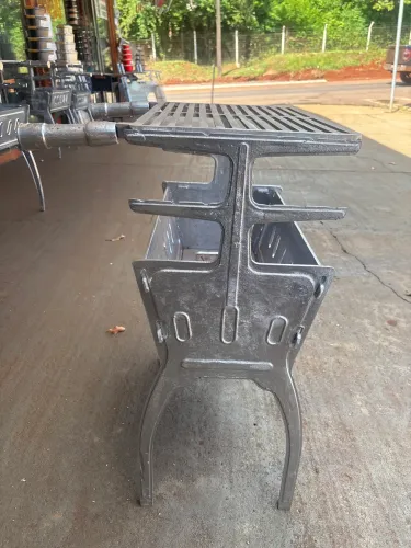 Churrasqueira de alumínio batido desmontável