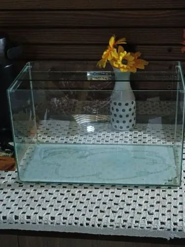 AQUÁRIO DE VIDRO 24L, MEDINDO 40CM COMPRIMENTO X 20CM LATGURA X 30CM ALTURA.