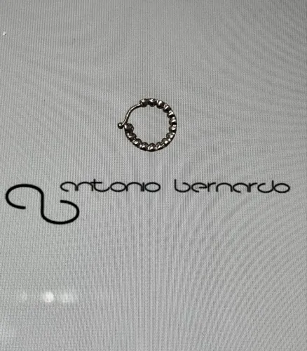 Piercing em Ouro Branco 18k com diamantes, da grife Antonio Bernardo 