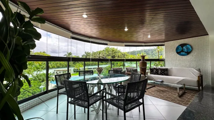 Apartamento À VENDA no condomínio Tortugas na praia da Enseada em Guarujá.
