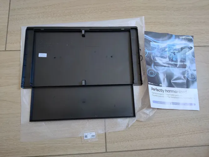 Pés Originais + Tampa Organizadora de Cabos Samsung Q70C 55" - Novos