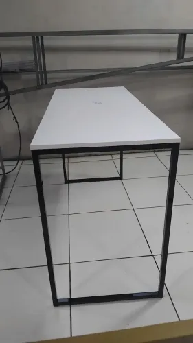 Mesa de metalon