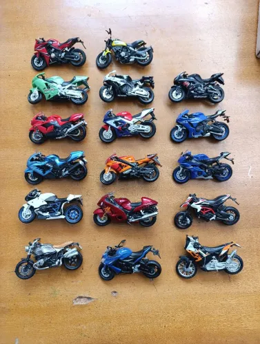 Lote 17 miniaturas de moto