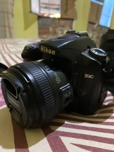 Câmera Nikon D90 com 2 lentes, bateria e carregador novos.
