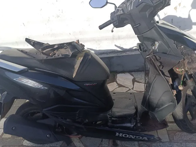 Vendo Honda elite 125, com as caranenagens do jeito que tá aí, mas está funcionando tudo.