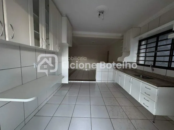 Casa para aluguel, 4 quartos, 2 suítes, 2 vagas, CIDADE JARDIM - Uberlândia/MG