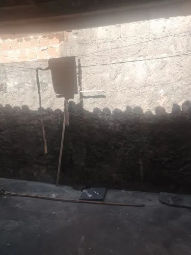 Aluga - se casa com 2 quartos ótima localização perto de mercadinho, colégio.
