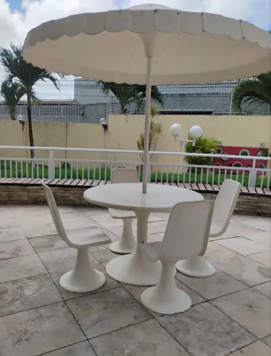 Conjunto de mesa, cadeiras e guarda-sol - para piscina