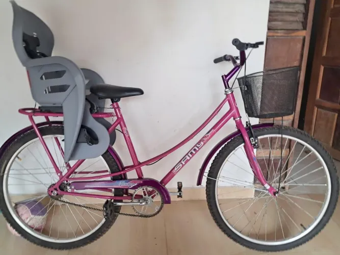 Bicicleta feminina Samy aro 26 com cadeirinha infantil