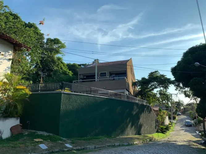 Casa em CONDOMINIO fechado dentro de Camboinhas.