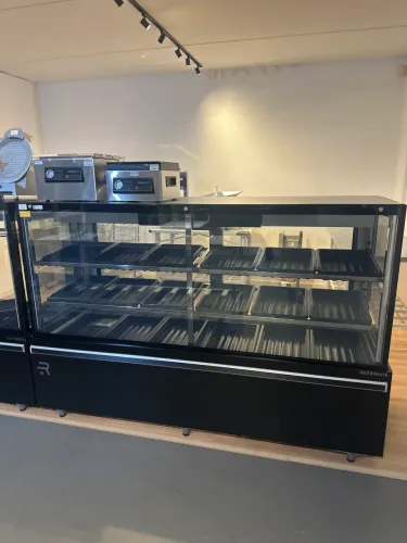 Balcão açougue 2M prateleira ar forçado e com aquecimento no vidro - refrimate 