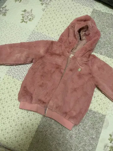 Este é um casaco de pelúcia rosa para crianças com capuz e zíper da marca Eu Pinoti.