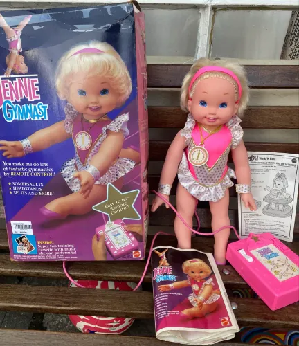 Boneca Mattel Jennie Gymnast