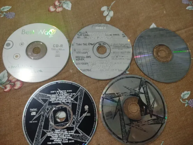 CDs do Metallica e etc.Entrego na região Oeste de BH,com as capas .