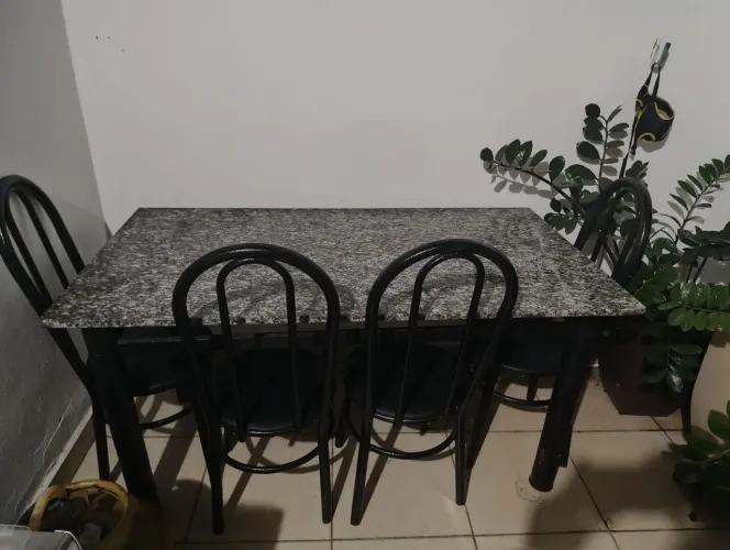 Mesa grande com 4 cadeiras 