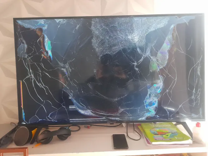 Tv lg 50 polegadas nova com a tela quebrada pra demanche