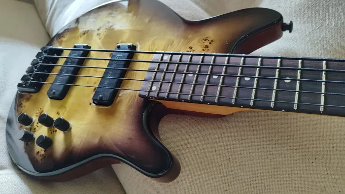 Vendo Lindo Bass Modelo Alembc Stanley Clark todo Top de linha.