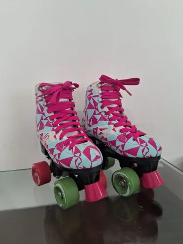 Patins Traxart Quad Tr com estampa geométrica rosa e azul
