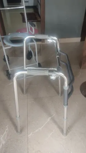 Vendo cadeira e andador