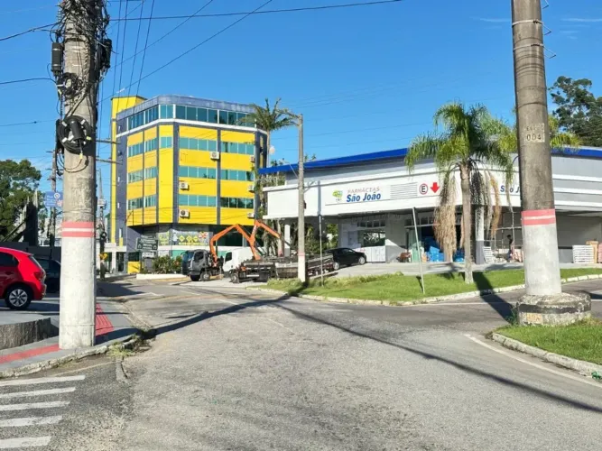 Alugo sala comercial térrea, com 400m²,  05 vagas de estacionamento descoberta na frente, 